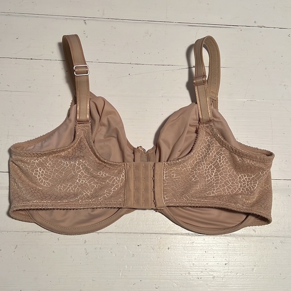 Chantelle 32” D Bra - Picture 2 of 5